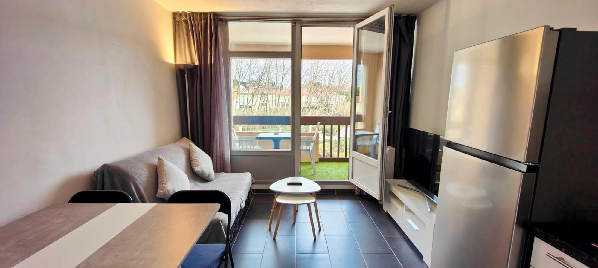 With Balcony Near Downtown * Fréjus